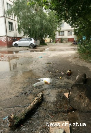 У центрі Житомира «Водоканал» бездумно витрачає чисту воду.