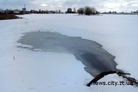 На Житомирщині вантажівка провалилася під лід: одна людина загинула, трьох шукають