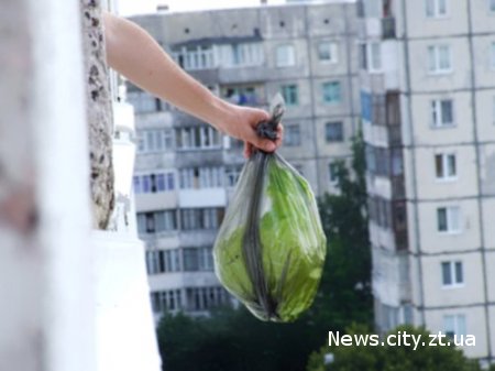 У Житомирі завели кримінальну справу на жінку яка викидала сміття з балкона