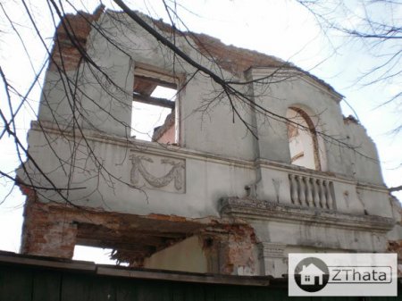 У центрі Житомира демонтують старий двоповерховий будинок.