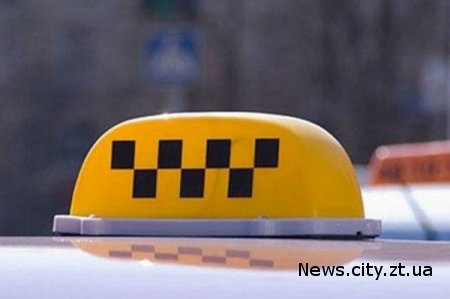 Бабуся з Бердичева, яка дуже поспішала, протаранила автомобіль таксі: водій в шоці