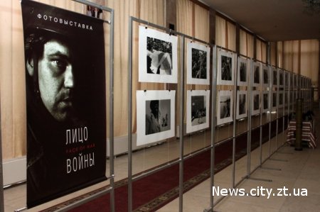 У Житомирській обласній універсальній науковій бібліотеці ім. О. Ольжича проходить фотовиставка «Обличчя війни»