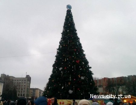 Сьогодні урочисто запалили вогні на новорічній ялинці в Житомирі та інших містаж України