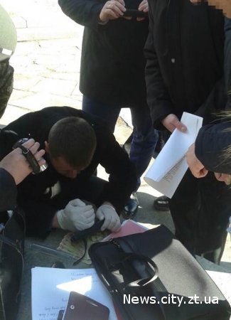 У Житомирі затримали головного інспектора ДСНС за систематичне вимагання хабарів у підприємців